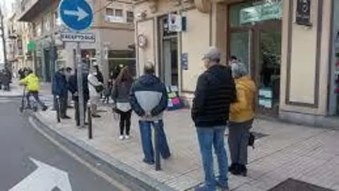Imagen de archivo de colas en una administración de Lotería de Zamora