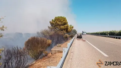 Un vehículo en llamas en la A-52