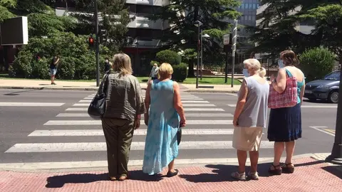 Peatones en un paso de cebra en Zamora