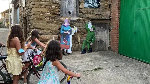 Niñas de Pobladura de Aliste recorren la exposición al aire libre en bici. Fotos cedidas por la Asociación "Aires de Aliste"