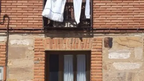 Prendas blancas en las  ventanas de Granja de Moreruela