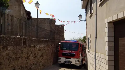 Bomberos en Fermoselle. Foto de Archivo