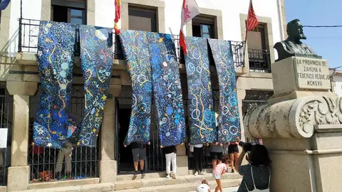 Resultado del mural efímero sobre la facha del Ayuntamiento de Bermillo. Fotografía: CEDIDA