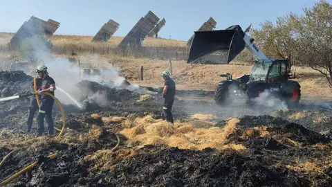 Labores de remate del incendio de Roales. Fotografía: CEDIDA