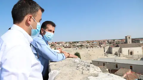 Tudanca durante su visita a la muralla de Cuéllar