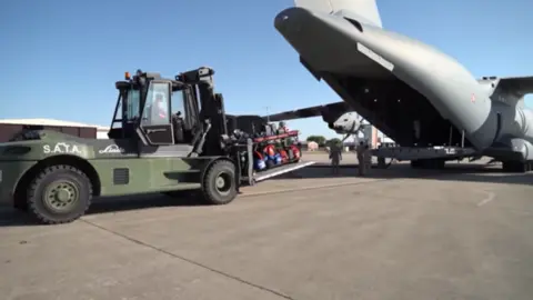 Foto de archivo de la carga de equipaje de uno de los vuelos de repatriación