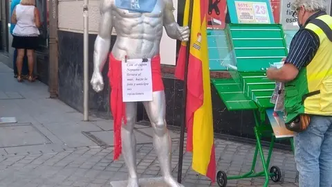 Neptuno junto al vendedor de cupones