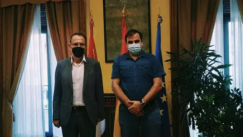 El subdelegado del Gobierno con el alcalde de Otero de Bodas