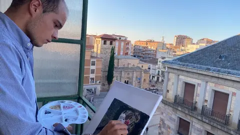 El pintor zamorano Saúl Alija realizando una de sus obras. | FOTO: Sara Fernández