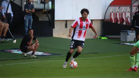 Javi Navas encara en el encuentro entre el Zamora CF y el Bilbao Athletic. | FOTO: Marcos Vicente