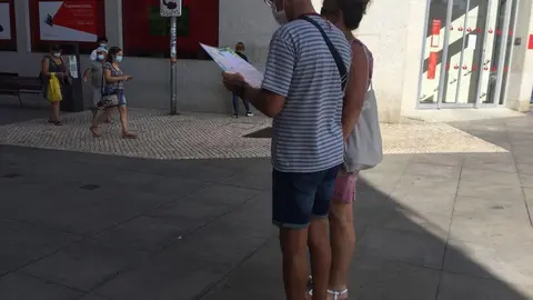 Una pareja de turistas consulta un mapa en el centro de Zamora