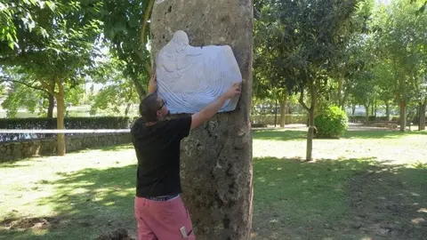 Instalación en de la piedra del 
 memorial por las víctimas de la Guerra Civil