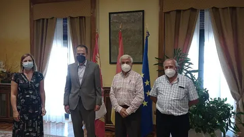 El subdelegado del Gobierno con el alcalde de Ayóo de Vidriales