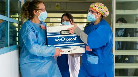 Foto de archivo recepción de vacunas