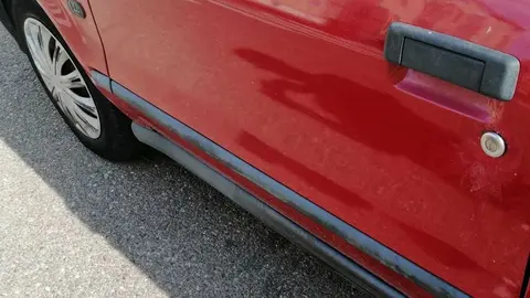 Destrozos en un coche aparcado en la zona de San José Obrero