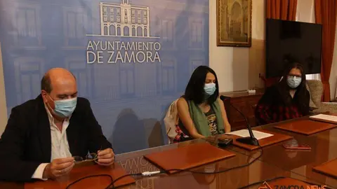 El Director de la Fundación Siglo, Juan González Posado, la concejala de Cultura, María Eugenia Cabezas, y el responsable de comunicación del Z! Live, Andrés Gil