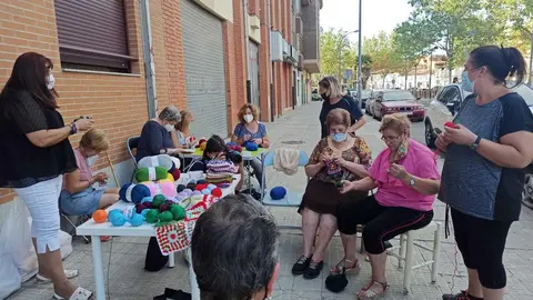 Encuentro de las Águedas de San José Obrero para tejer los grannys. Fotografía: CEDIDA