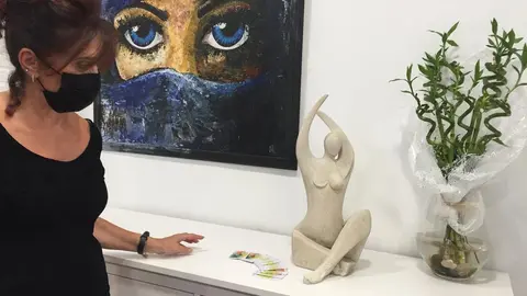 Mila enseña uno de los espacios de MILARTE