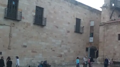 Viandantes en la Plaza de Santa Lucia en Zamora