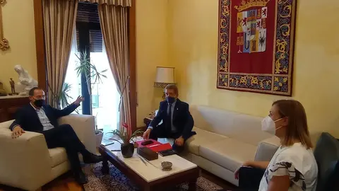 Subdelegado del Gobierno, alcalde de Villamayor de Campos y jefa de la Inspección de Telecomunicaciones