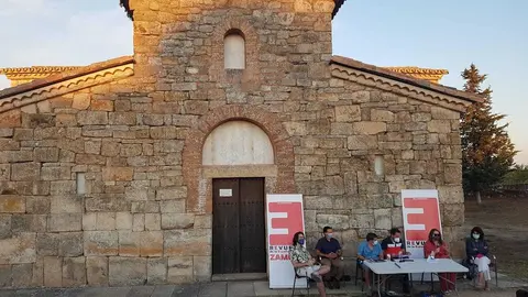 Presentación del proyecto junto a la iglesia de San Pedro de la Nave