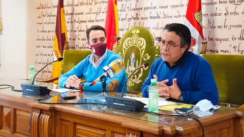 El alcalde de Benavente, Luciano Huerga, junto al concejal de Educación, Antonio Vega