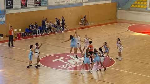 Partido entre el CD Zamarat y el Celta Baloncesto. | FOTO: Celta Baloncesto