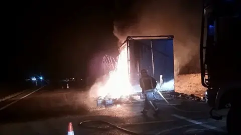 camión ardiendo en la A-52