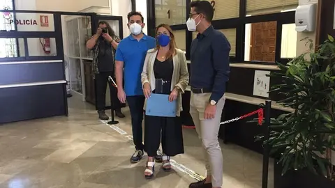 La portavoz del Partido Popular en el Ayuntamiento de 
Zamora, Mayte Martín Pozo, junto al viceportavoz, Víctor López de la Parte, presentan las alegaciones a la modificación de la ORA