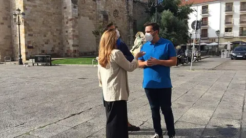 La portavoz del Partido Popular en el Ayuntamiento de 
Zamora, Mayte Martín Pozo, junto al viceportavoz, Víctor López de la Parte