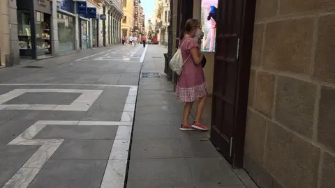 Una mujer observa uno de os escaparates comerciales en Santa Clara