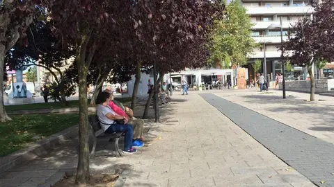 Zamoranos sentados en la zona de La Marina