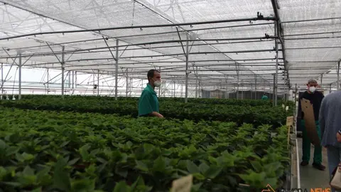La consejera de Familia, Isabel Blanco, junto al presidente de la Fundación Personas, Patricio Santana en la sede de Asprosub en Morales del Vino
