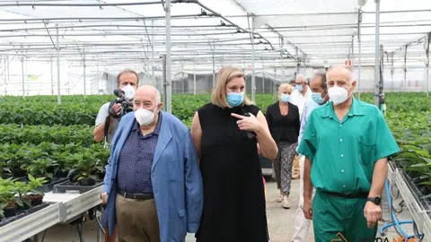 La consejera de Familia, Isabel Blanco, junto al presidente de la Fundación Personas, Patricio Santana en la sede de Asprosub en Morales del Vino