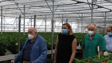 La consejera de Familia, Isabel Blanco, junto al presidente de la Fundación Personas, Patricio Santana en la sede de Asprosub en Morales del Vino