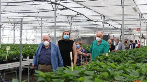 La consejera de Familia, Isabel Blanco, junto al presidente de la Fundación Personas, Patricio Santana en la sede de Asprosub en Morales del Vino