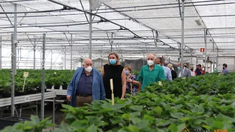 La consejera de Familia, Isabel Blanco, junto al presidente de la Fundación Personas, Patricio Santana en la sede de Asprosub en Morales del Vino