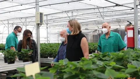 La consejera de Familia, Isabel Blanco, junto al presidente de la Fundación Personas, Patricio Santana en la sede de Asprosub en Morales del Vino