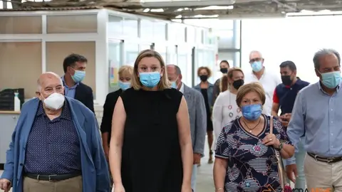 La consejera de Familia, Isabel Blanco, junto al presidente de la Fundación Personas, Patricio Santana en la sede de Asprosub en Morales del Vino