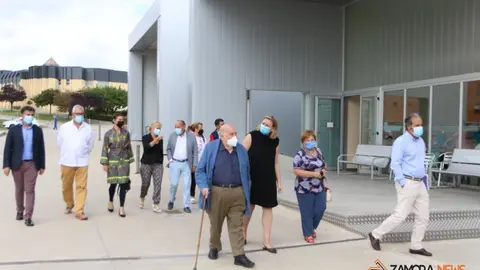 La consejera de Familia, Isabel Blanco, junto al presidente de la Fundación Personas, Patricio Santana en la sede de Asprosub en Morales del Vino