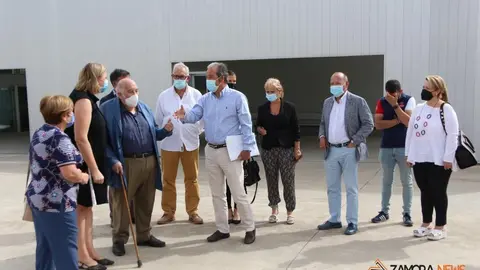 La consejera de Familia, Isabel Blanco, junto al presidente de la Fundación Personas, Patricio Santana en la sede de Asprosub en Morales del Vino