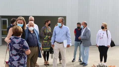 La consejera de Familia, Isabel Blanco, junto al presidente de la Fundación Personas, Patricio Santana en la sede de Asprosub en Morales del Vino