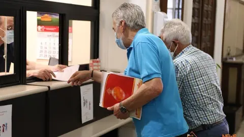 Venancio Santos (AVZ) y Artemio Pérez (FAVEZA) presentan las alegaciones a la modificación de la ORA y la ZONA 10