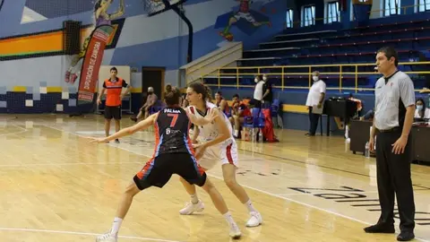 CD Zamarat ante el CD Bembibre. | FOTO: Marcos Vicente