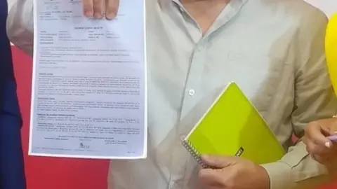 El procurador del PSOE muestra las cartas enviadas al paciente