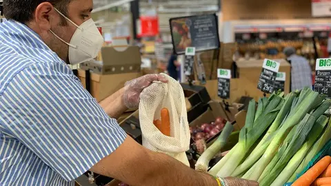 Foto cliente Carrefour en sección frutas y verduras