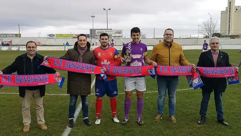 Luciano Huerga junto a componentes del Club Deportivo Benavente