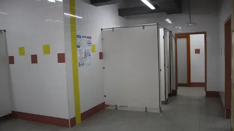 Vestuarios renovados en la piscina Los Almendros