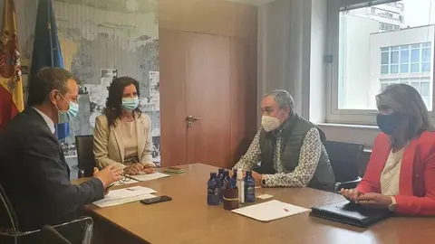 Reunión de la consejera Ana Carlota Amigo con representantes de peluquerías