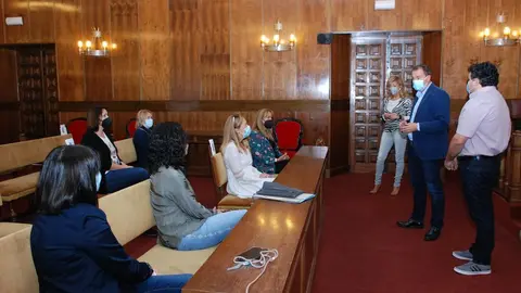 Recepción del presidente de la Diputación a las voluntarias